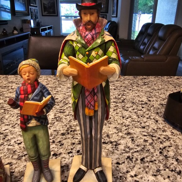 Jim Shore Heartwood Creek Carolers - Picture 2 of 16